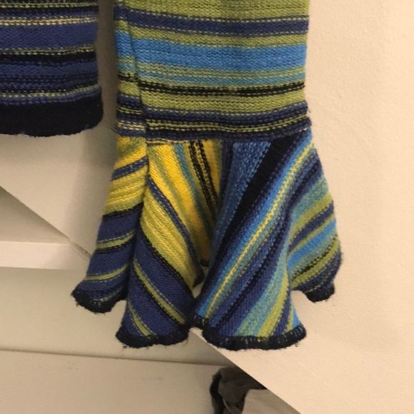 Bell sleeved tight fighting sweater size m/l - Picture 4 of 5